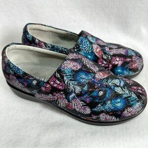 Alegria Lauryn Clogs EU 37W US 7 7.5 Wide Multicolor Leather Feather Print
